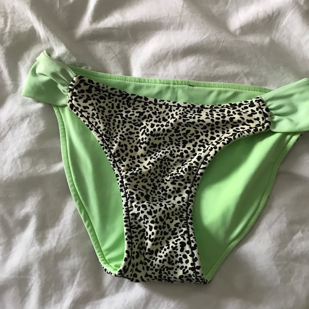 Reversible bikini bottom